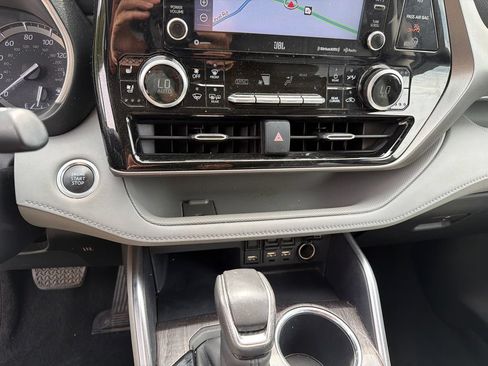 Used 2020 Toyota Highlander Limited FWD image 31