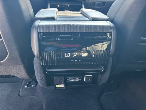 Used 2024 Jeep Wagoneer Series II w/ Flexible Seating Group RWD image 28