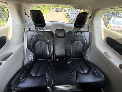 Used 2023 Chrysler Pacifica Touring-L image 22