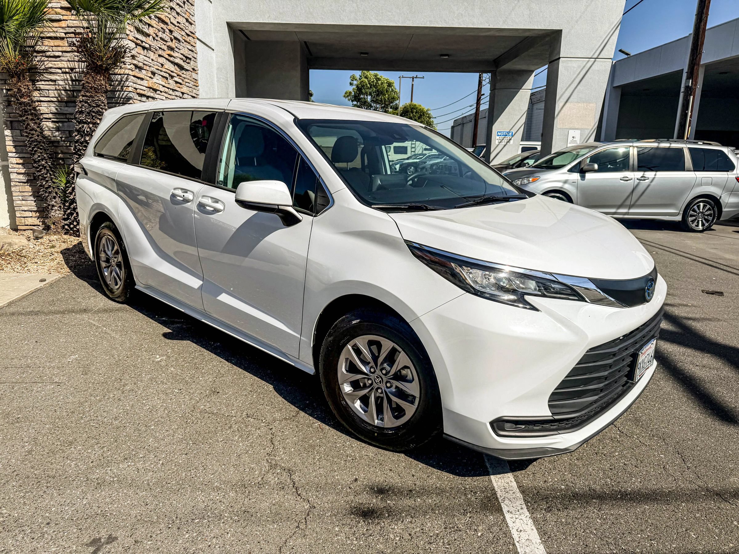 Used 2023 Toyota Sienna LE FWD image 2