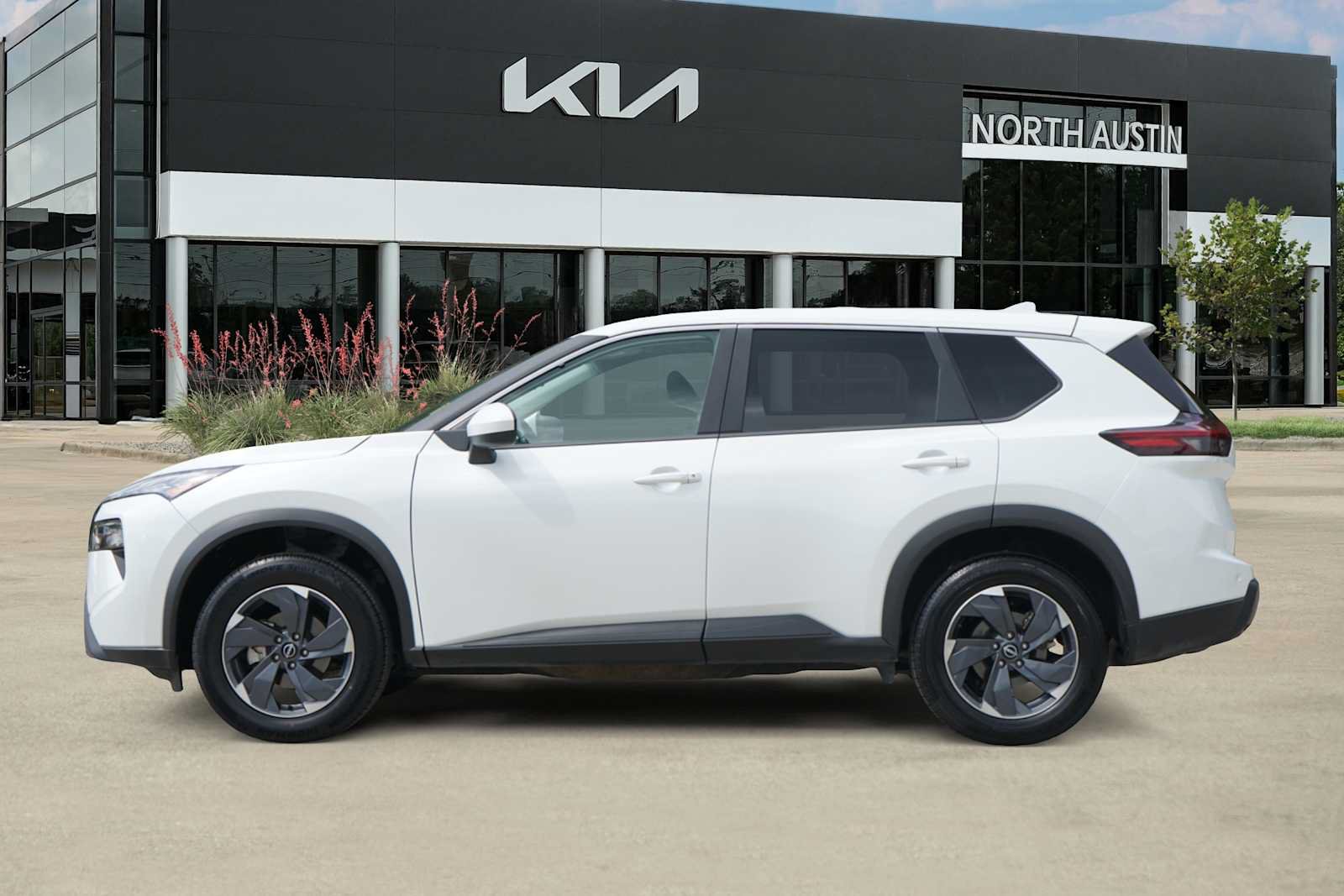 Used 2025 Nissan Rogue SV FWD image 3