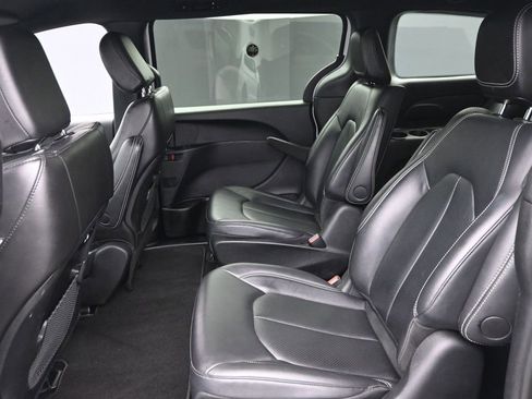 Used 2024 Chrysler Pacifica Select image 10