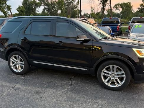Used 2017 Ford Explorer XLT w/ Equipment Group 202A AWD/4WD image 4