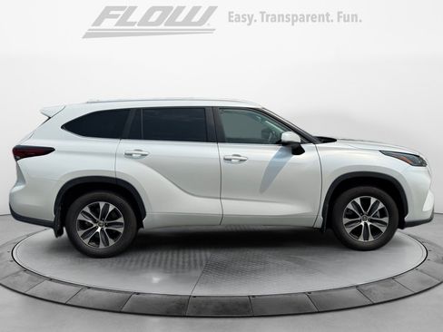 Used 2024 Toyota Highlander XLE FWD image 8