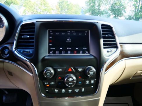 Used 2018 Jeep Grand Cherokee Limited AWD/4WD image 13