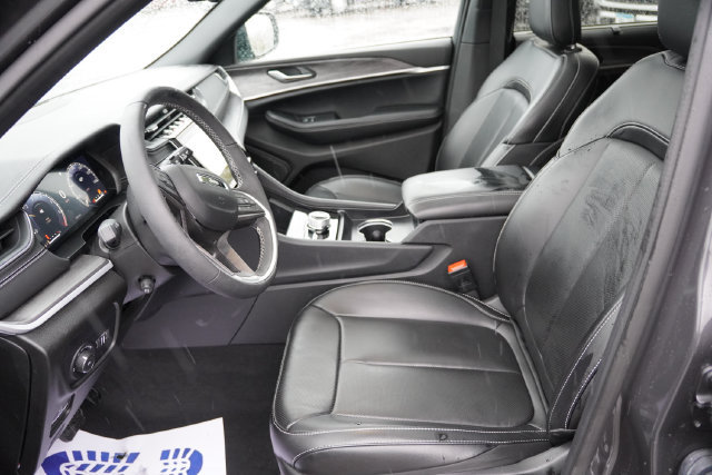 Certified 2024 Jeep Grand Cherokee Limited w/ Luxury Tech Group II AWD/4WD image 15