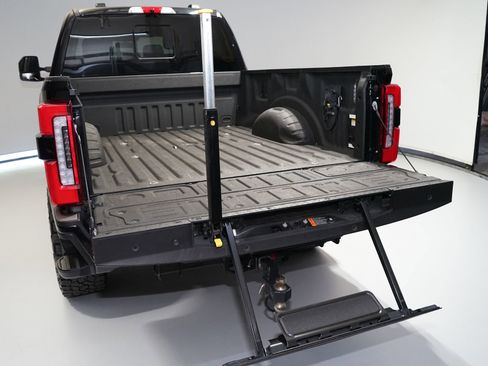 Used 2024 Ford F250 Platinum image 9