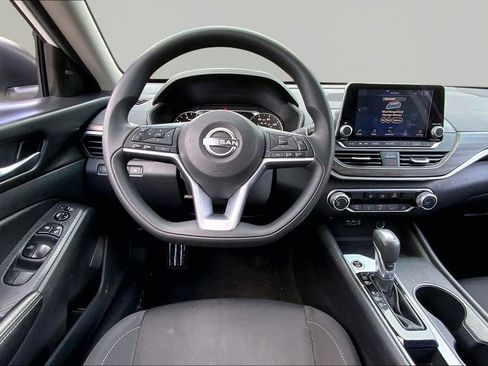 Used 2025 Nissan Altima 2.5 SV FWD image 8
