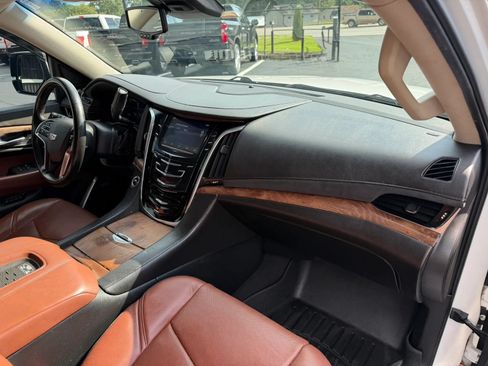 Used 2016 Cadillac Escalade ESV Luxury AWD/4WD image 14