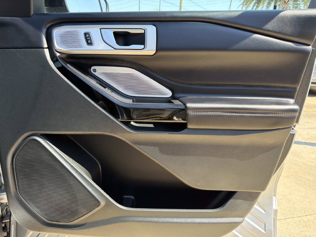 Certified 2023 Ford Explorer Platinum w/ Technology Package AWD/4WD image 17