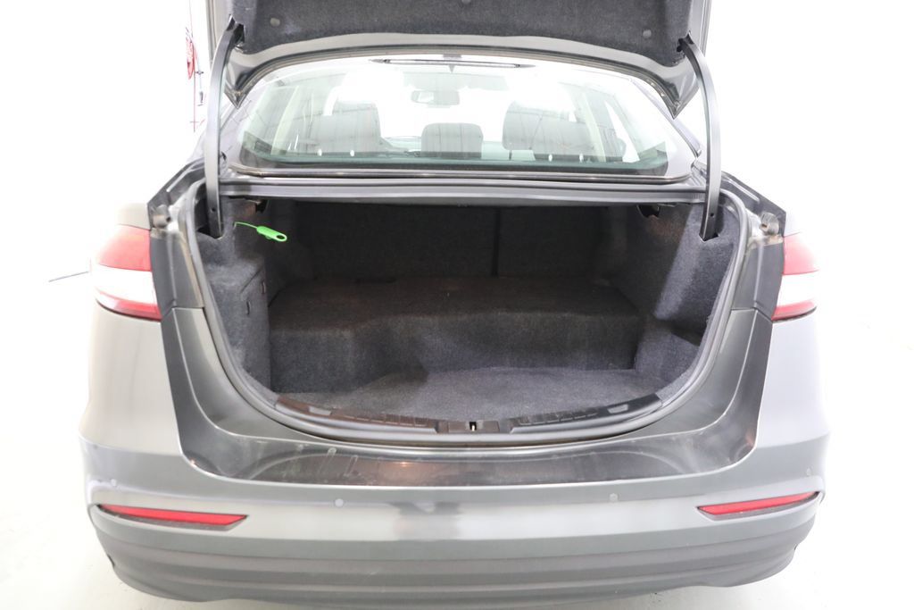 Used 2020 Ford Fusion SE FWD image 17