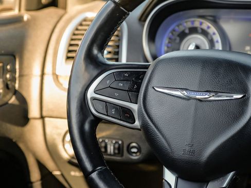 Used 2019 Chrysler 300 Limited image 22