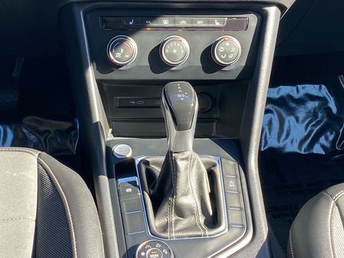 Used 2022 Volkswagen Taos SE w/ Panoramic Sunroof Package image 9