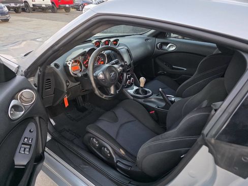 Used 2009 Nissan 370Z Touring w/ Sport Pkg image 14