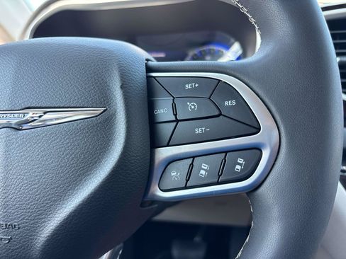 Certified 2024 Chrysler Pacifica Touring-L FWD image 23