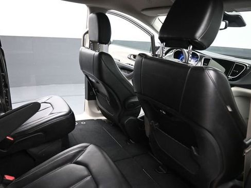 Used 2023 Chrysler Pacifica Touring-L FWD image 25