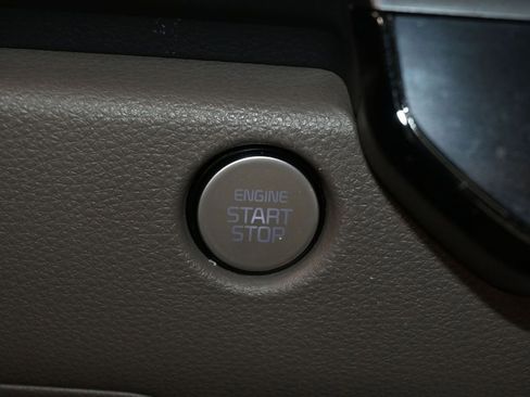 Used 2025 Kia Carnival image 33