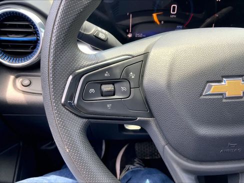 Used 2025 Chevrolet Trax LT FWD image 24