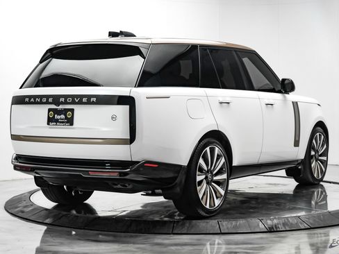 Used 2024 Land Rover Range Rover SV AWD/4WD image 17