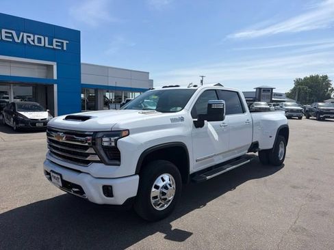 Used 2024 Chevrolet Silverado 3500 High Country w/ High Country Premium Package AWD/4WD image 2