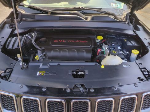 Used 2018 Jeep Compass Latitude AWD/4WD image 17