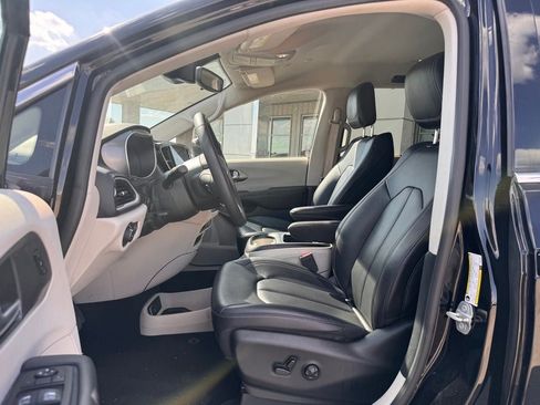 Used 2024 Chrysler Pacifica Touring-L FWD image 5