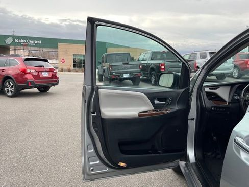 Used 2017 Toyota Sienna Limited image 32