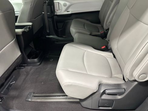 Used 2025 Toyota Sienna XLE image 47