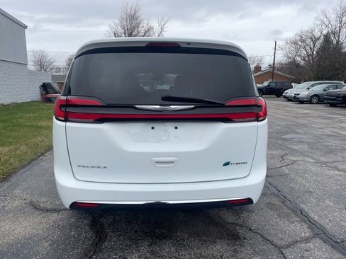 Used 2022 Chrysler Pacifica Touring-L image 6