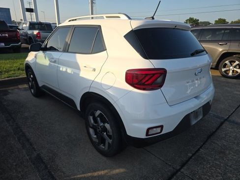 Used 2024 Hyundai Venue SEL FWD image 5