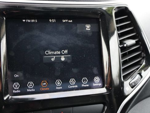 Used 2019 Jeep Cherokee Limited image 29