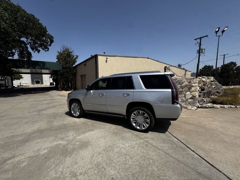 Used 2017 Cadillac Escalade Platinum AWD/4WD image 2