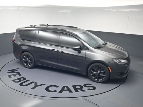 Used 2018 Chrysler Pacifica Touring-L Plus w/ S Appearance Package image 15