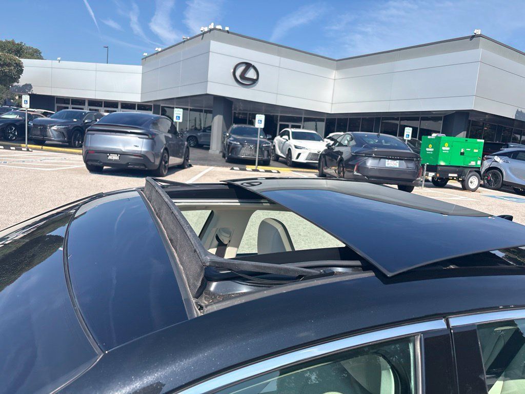 Used 2025 Lexus ES 350 w/ Premium Package FWD image 10