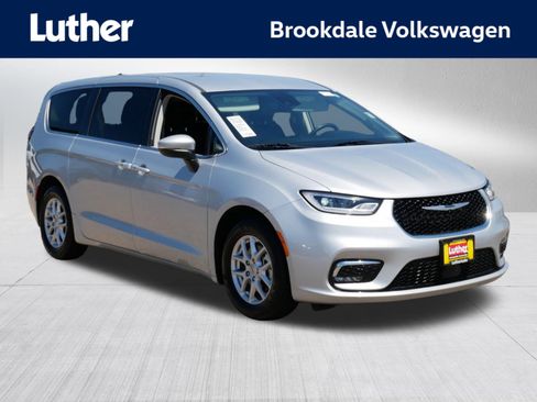 Used 2023 Chrysler Pacifica Touring-L FWD image 1