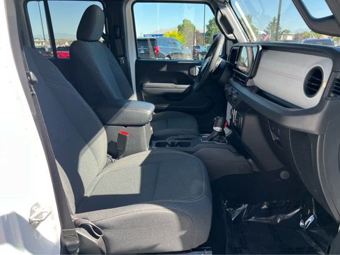 Used 2024 Jeep Gladiator Sport AWD/4WD image 17