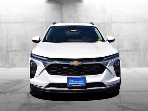 Used 2025 Chevrolet Trax LT w/ LT Convenience Package FWD image 4