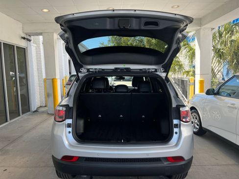 Used 2025 Jeep Compass Limited image 32