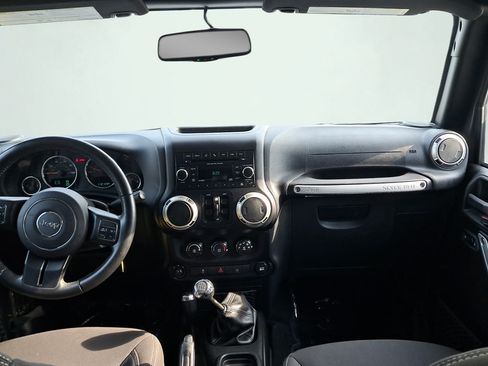 Used 2017 Jeep Wrangler Unlimited Rubicon w/ Connectivity Group AWD/4WD image 13