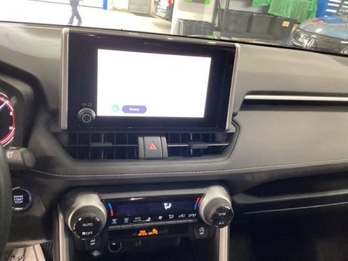 Used 2025 Toyota RAV4 XLE AWD/4WD image 9
