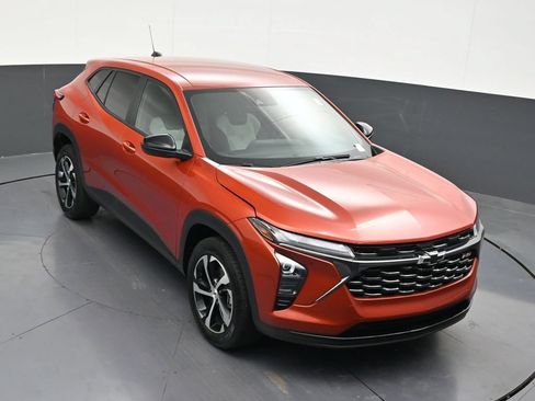 Used 2024 Chevrolet Trax RS FWD image 16