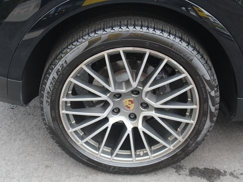 Used 2022 Porsche Cayenne Platinum Edition image 28