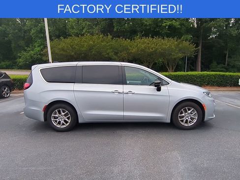 Certified 2024 Chrysler Pacifica Touring-L FWD image 6