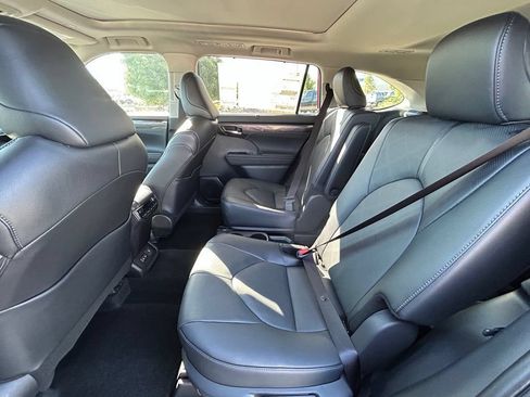 Used 2026 Toyota Highlander Platinum AWD/4WD image 23