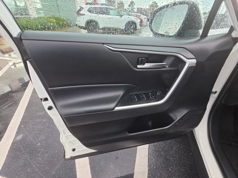 Used 2022 Toyota RAV4 XLE w/ Convenience Package FWD image 11