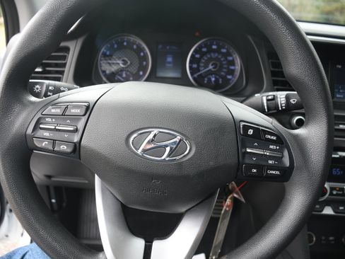 Used 2020 Hyundai Elantra SE w/ Cargo Package (C1) image 12