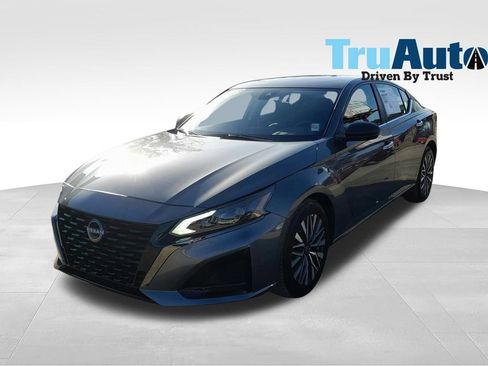 Used 2025 Nissan Altima 2.5 SV FWD image 3