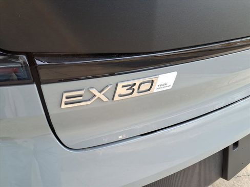 New 2026 Volvo EX30 Cross Country Ultra image 9