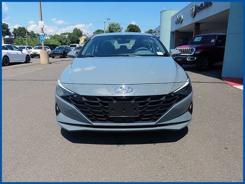 Used 2022 Hyundai Elantra SEL w/ Convenience Package FWD image 3