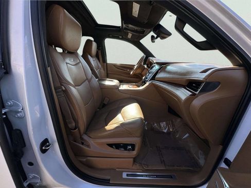 Used 2017 Cadillac Escalade ESV Platinum image 39